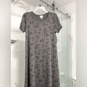 Woman’s lularoe Carly dress